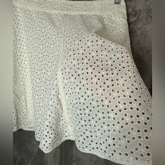 BCBG MAXAZRIA S Eyelet Flowy mini skirt. 100%cotton. Working zipper. - Picture 2 of 6